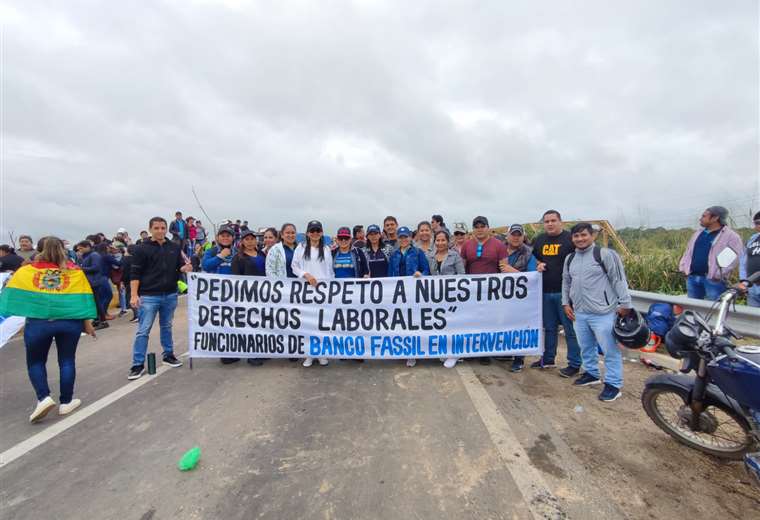 Hay dos bloqueos en la carretera Santa Cruz Cochabamba El Deber