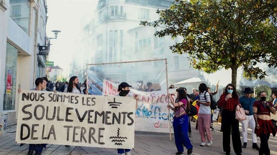 France dissolves an environmental organization which it accuses of "insurrection"