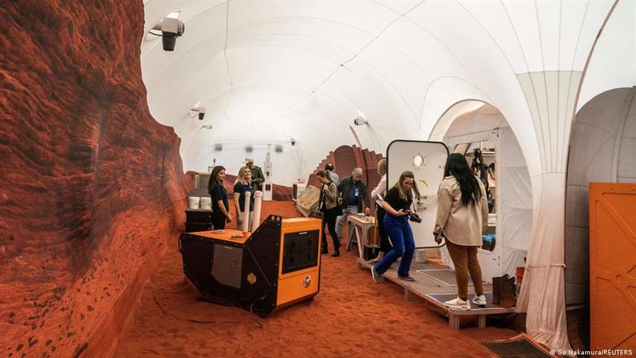 NASA begins the mission of the four people locked in a Mars simulation