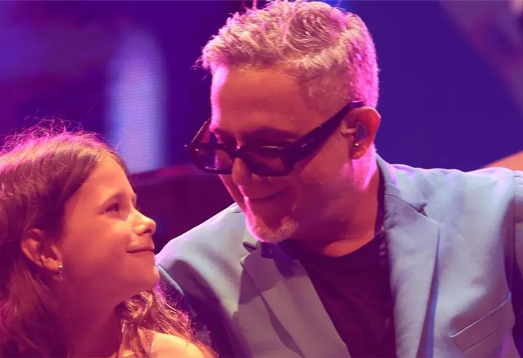 Emotional Moment as Alejandro Sanz’s Daughter Surprise Performs at Madrid Concert