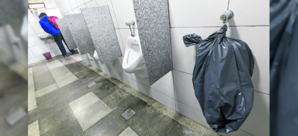 Lack of maintenance and vandalism leave damage to bathrooms and spaces of the UAGRM