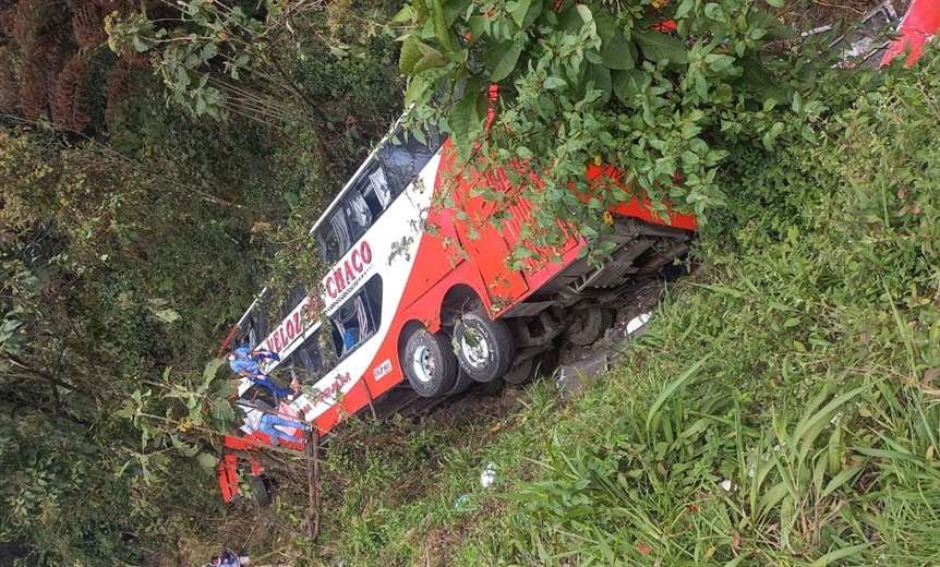 Accidente de bus deja al menos 18 muertos y 20 heridos en la ruta