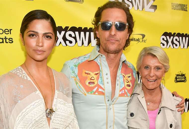 Navigating the Challenges: Camila Alves Opens up About Her Relationship with Matthew McConaughey’s Mother