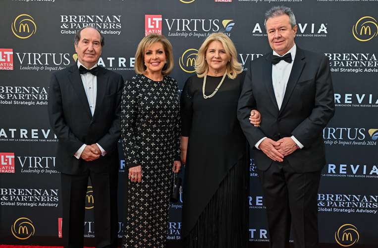 Pablo Bedoya recibió el premio en Miami. Foto: BNB