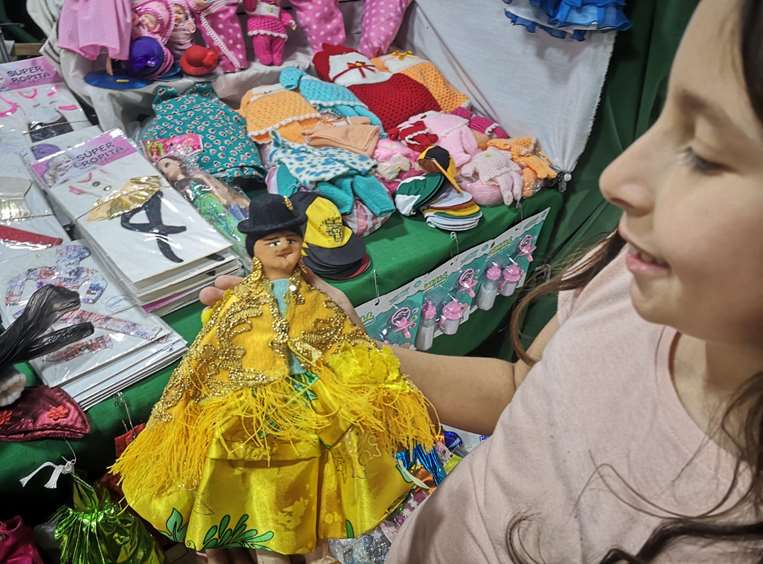 Una muñeca con la vestimenta de la cholita paceña se vende en Bs 20