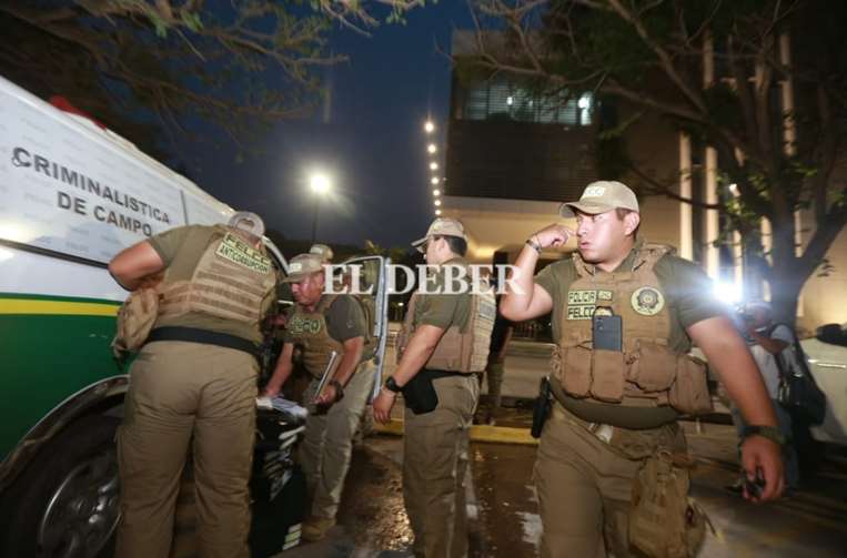 Los equipos secuestrados en la exsecretaría serán analizados. Foto: Fuad Landívar