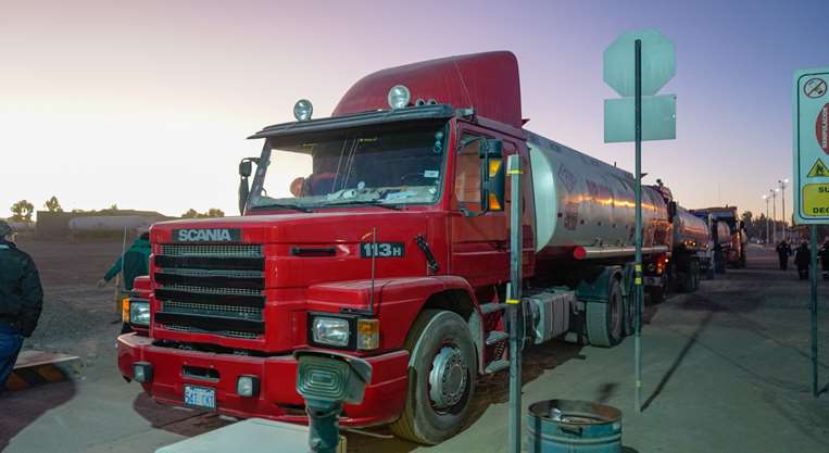 Camiones cisternas se abastecen de combustible en Senkata de El Alto / Foto YPFB