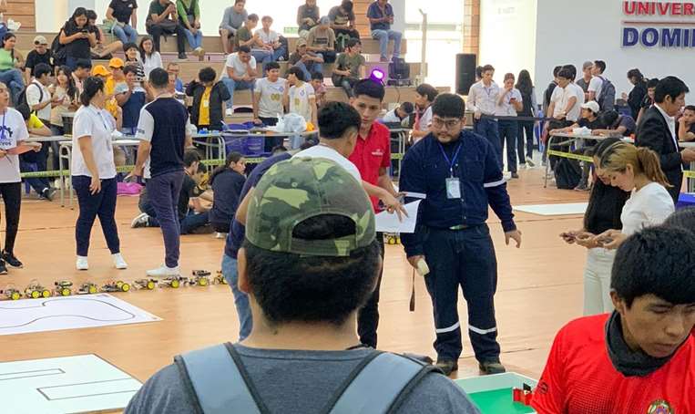 Yu Long Ricardo Wang fue jurado en una competencia de robótica