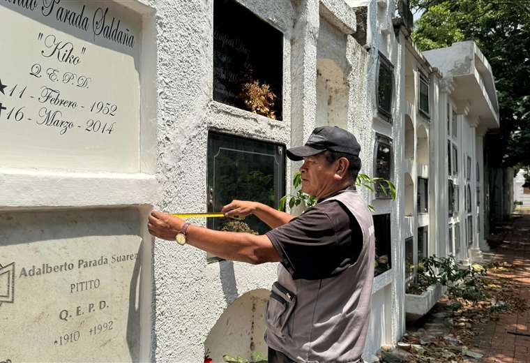 Pedro Molina, realiza trabajos minuciosos en los mausoleos y tumbas