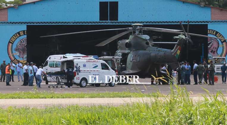 Policías evacuados llegan a Santa Cruz | Foto: Fuad Landívar