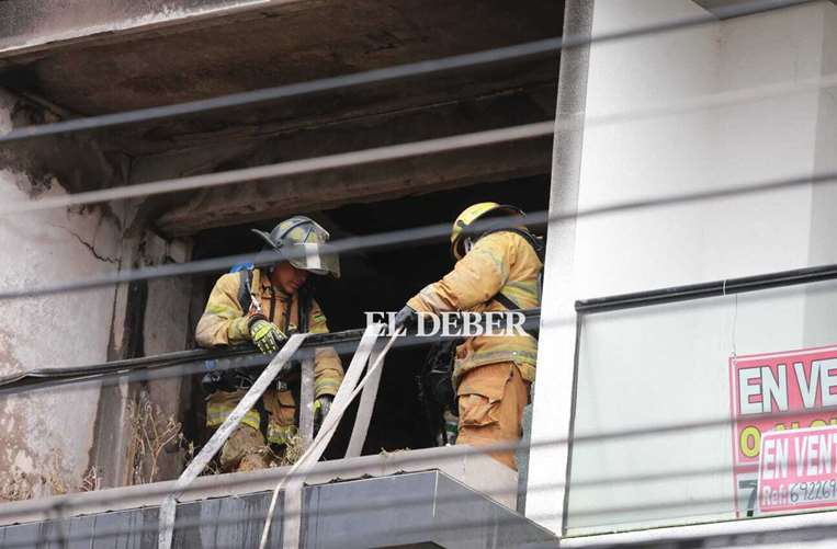 Bomberos sofocan incendio en Equipetrol. Foto: Fuad Landivar