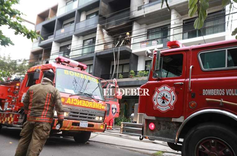 Bomberos sofocan incendio en Equipetrol. Foto: Fuad Landivar