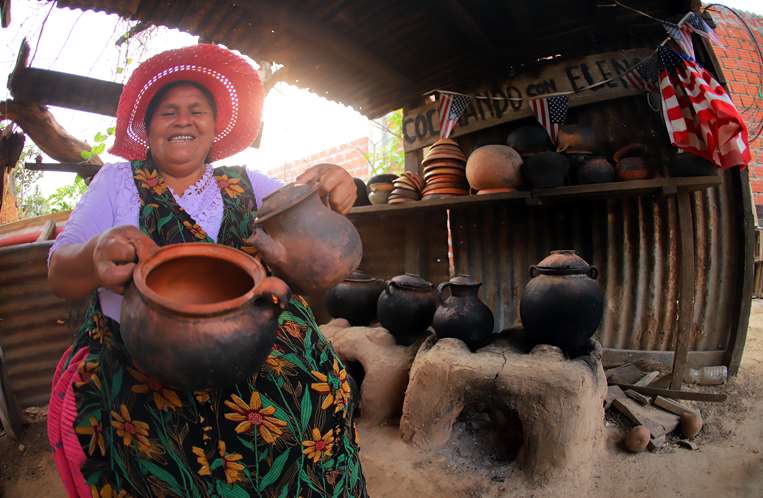 Elena made her own stove with clay, there she cooks country dishes /Jorge Gutiérrez 