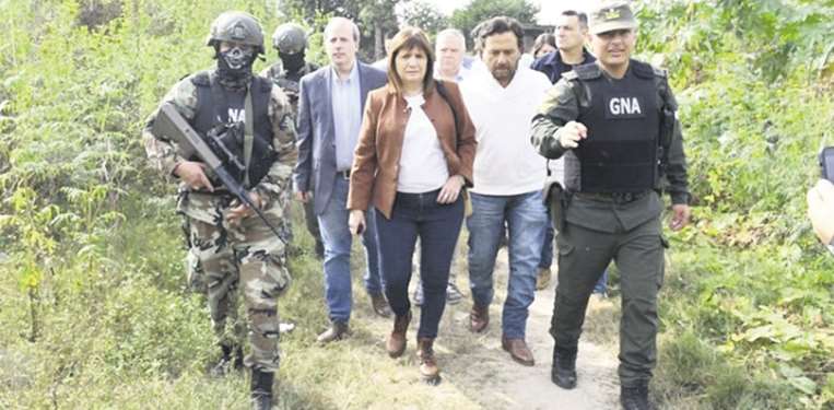 Patricia Bullrich con Gendarmería y el gobernador Gustavo Sáenz en Salta