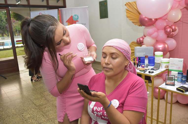 Experta. Gabriela Zegarra dictó su curso de maquillaje