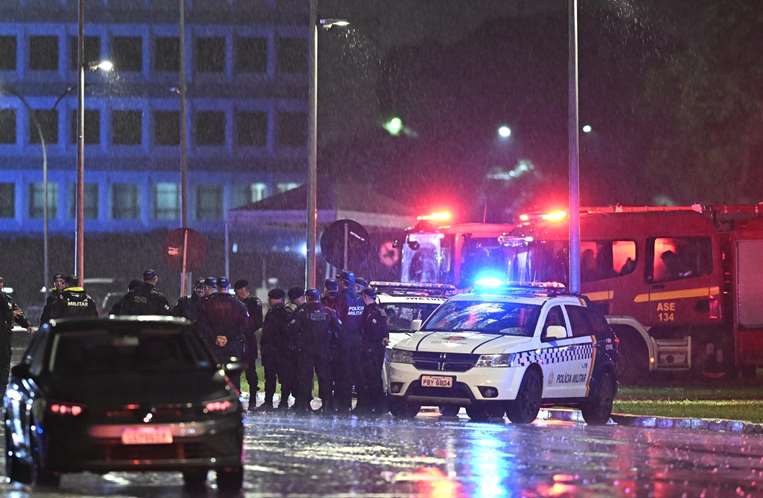 Custodian el lugar de una explosión en la Plaza de los Tres Poderes, en Brasilia/EFE