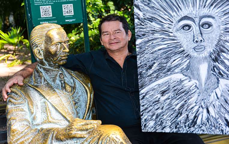 Pablo Arza junto a la sumurucuca y Raúl Otero Reiche/Foto: Secretaría Municipal de Cultura