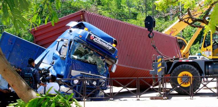 Así quedó el trailer tras el impacto del contenedor sobre la cabina. Foto: Ricardo Montero