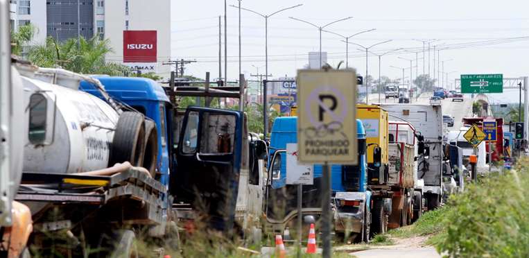 Las filas de decenas de camioneros son parte del paisaje cruceño: Foto: Ricardo Montero