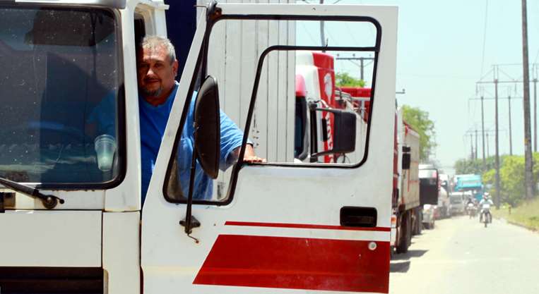 Truck drivers spend up to five days in lines. Photo: Ricardo Montero