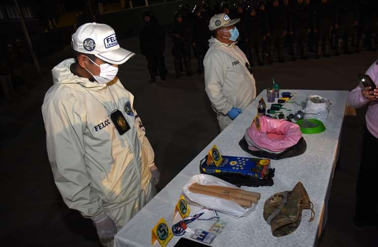 Gobierno presentó a detenidos y  objetos secuestrados en desbloqueos. APG