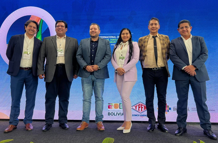 Autoridades durante la presentación del plan piloto de hidrógeno verde.