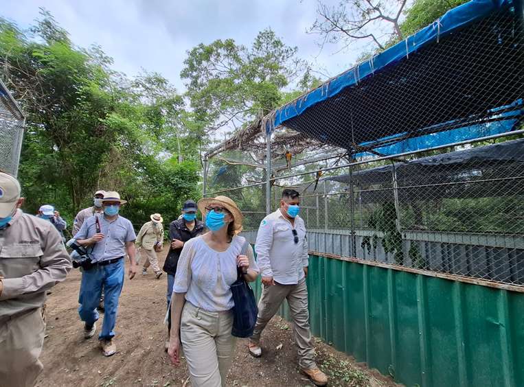 Debra Hevia, jefa de Misión de la Embajada de EEUU en Bolivia, visita las aves