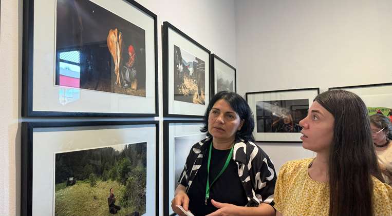 Natela junto a su hija explicando actividades de los nómadas