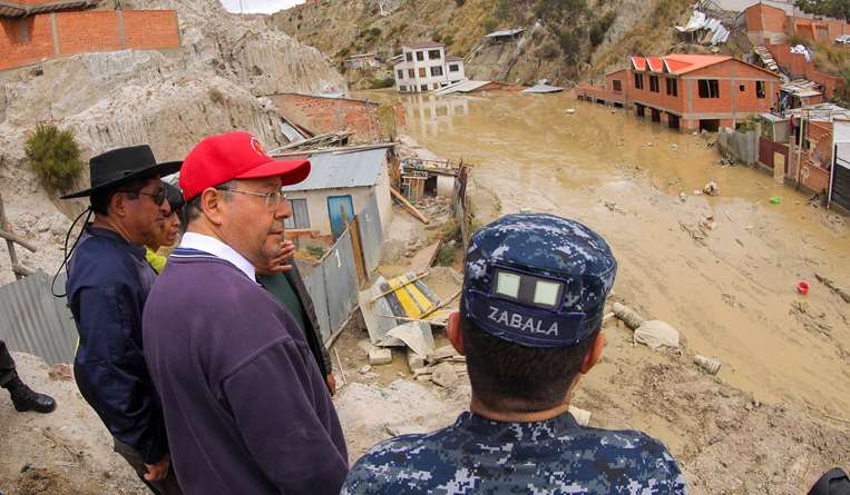 El presidente Luis Arce visita Bajo Llojeta donde hubo una mazamorra