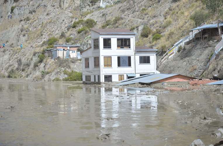 La zona de Llojeta en La Paz es afectada con un alud de barro y escombros / Foto AMUN