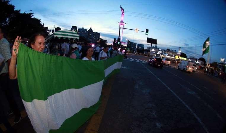 Un cordón humano sostiene la bandera cruceña en el Anillazo. Foto: Fuad Landívar