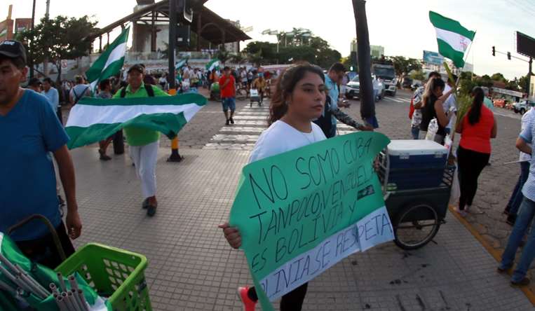 Una ciudadana protesta por la crisis económica que atraviesa el país. Foto: Fuad Landívar