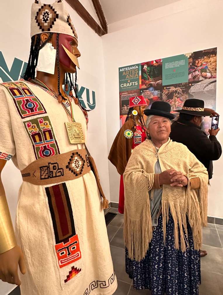 Doña Lidia, tejedora de trajes que lucieron las autoridades en las ceremonias 