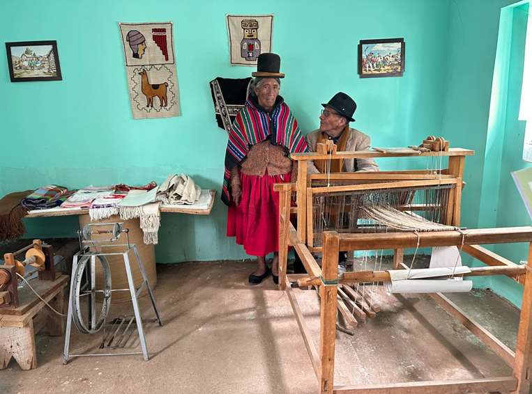 Don Tomás y su esposa convirtieron su casa en un museo de la cultura y saberes aymaras