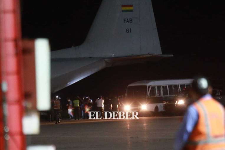 Los aprehendidos son llevados en un avión de la FAB/Foto: Fuad Landívar