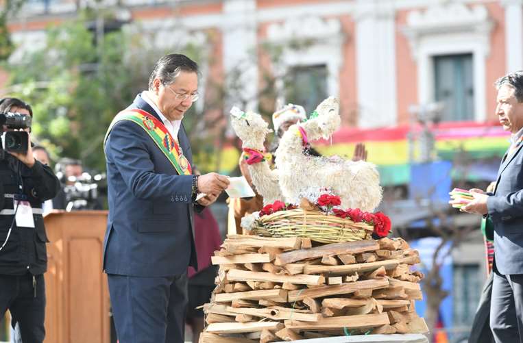 Se inició la celebración de los 4 años de gobierno con una ofrenda en plaza Murillo/APG