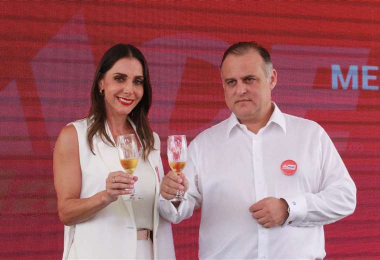 Ximena Saavedra y Luis Fernando Saavedra realizaron el brindis