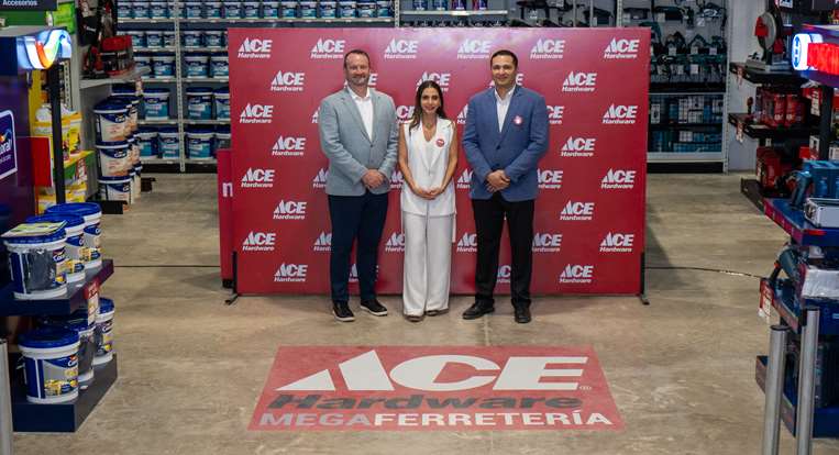 Ximena Saavedra junto a ejecutivos regionales de Ace 