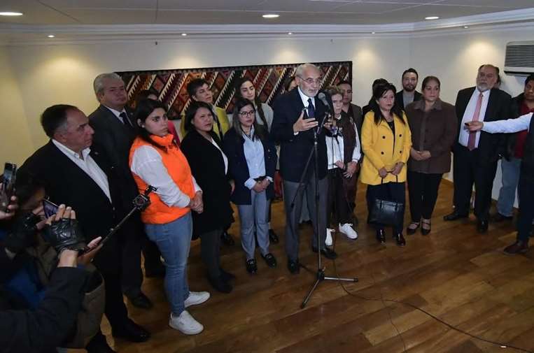 El expresidente Carlos Mesa junto a su bancada de asambleístas / Foto APG