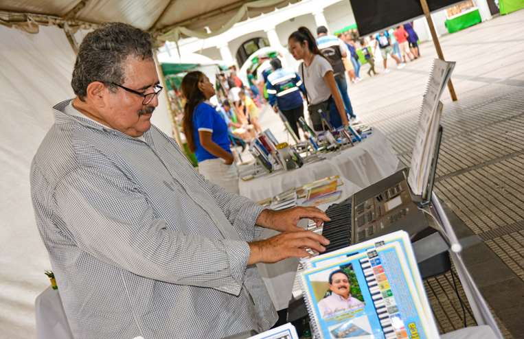 Las Buenas Historias Se Tejen En La Feria Del Libro Navide A El Deber