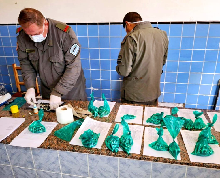 Gendarmes argentinos manipulan la droga decomisada 