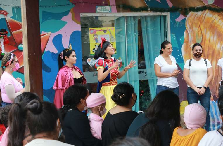 Las damas del Grupo de Acción Social 4x4 durante el pequeño agasajo /Fuad Landívar 