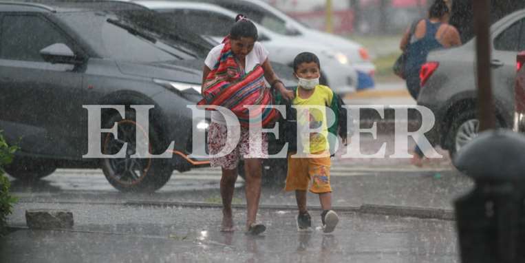 El primer lunes de diciembre fue muy sacrificado para los peatones, sin micro y con lluvia