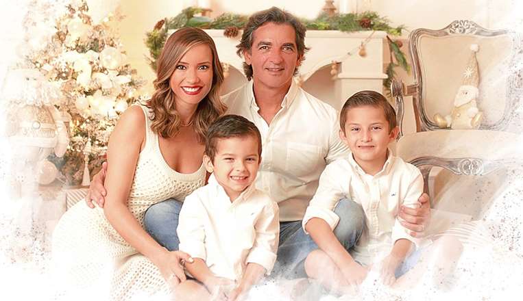 Roxana del Río junto a su esposo Mamén e hijos