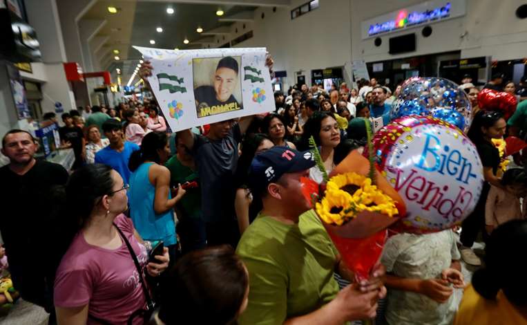 Gran cantidad de pasajeros esperan por sus familiares. Foto: Fuad Landívar