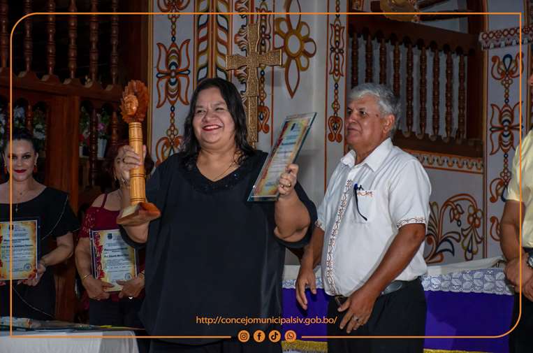 La profesora Zuleika Vásquez recibe el reconocimiento