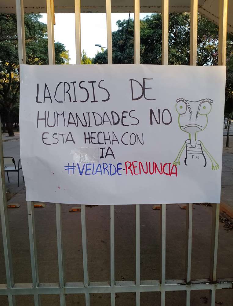 Los estudiantes colocaron carteles de protesta en los ingresos a los módulos / RRSS