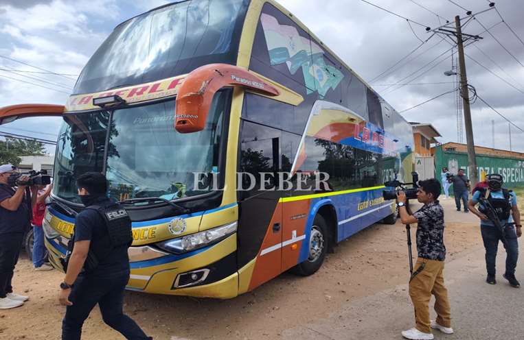 Agentes antidrogas secuestraron el bus donde se halló marihuana/Foto: Rodrigo Salvatierra