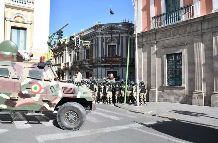 Asalto militar a la plaza Murillo. Foto: APG