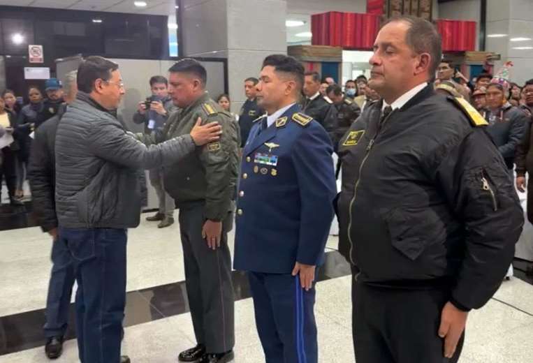 Luis Arce y los nuevos jefes militares. Foto: APG